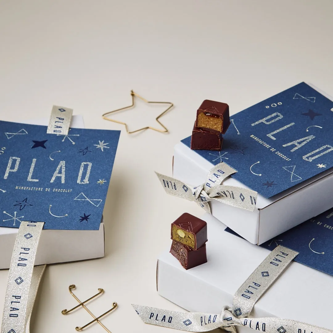 PLAQ boîte 16 bonbons noir 2 pralinés amandes peu sucré