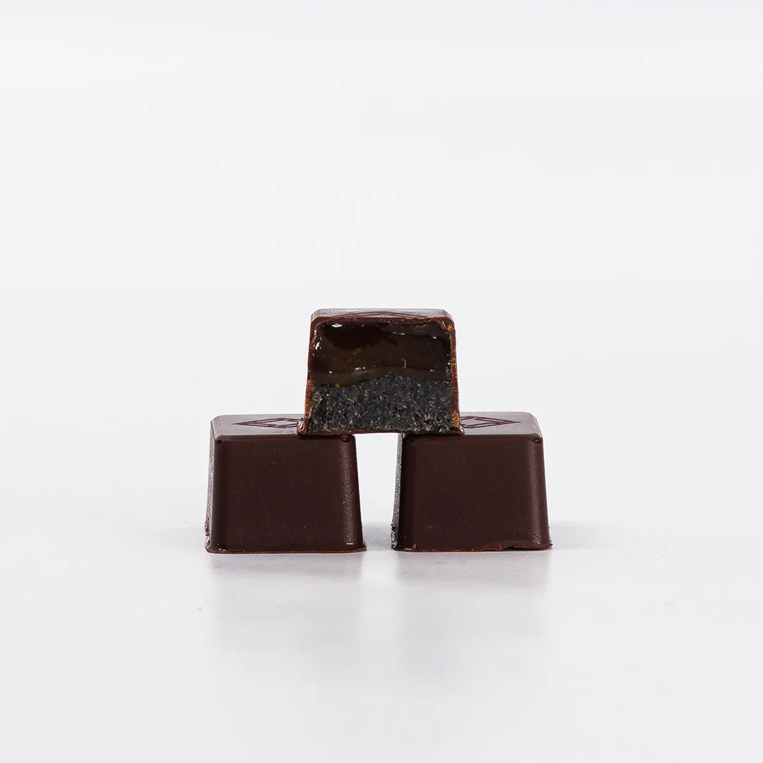 Plaq bonbons chocolat noir praliné caramel 16 pièces