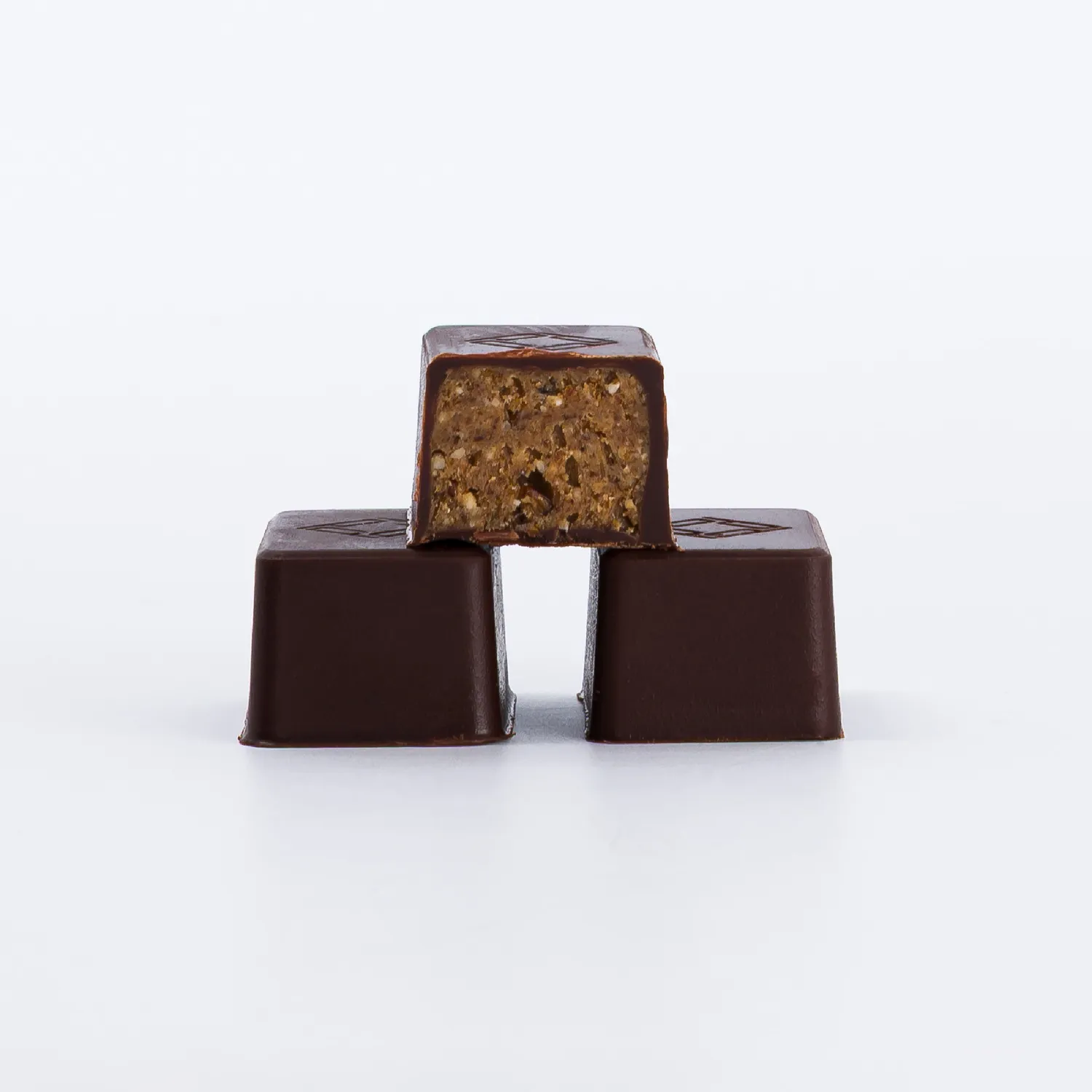 PLAQ boîte 16 bonbons noir 2 pralinés amandes peu sucré
