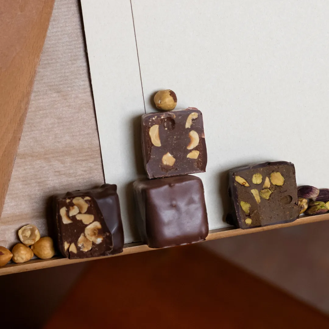 PLAQ 4 rochers noir praliné noisettes pistaches