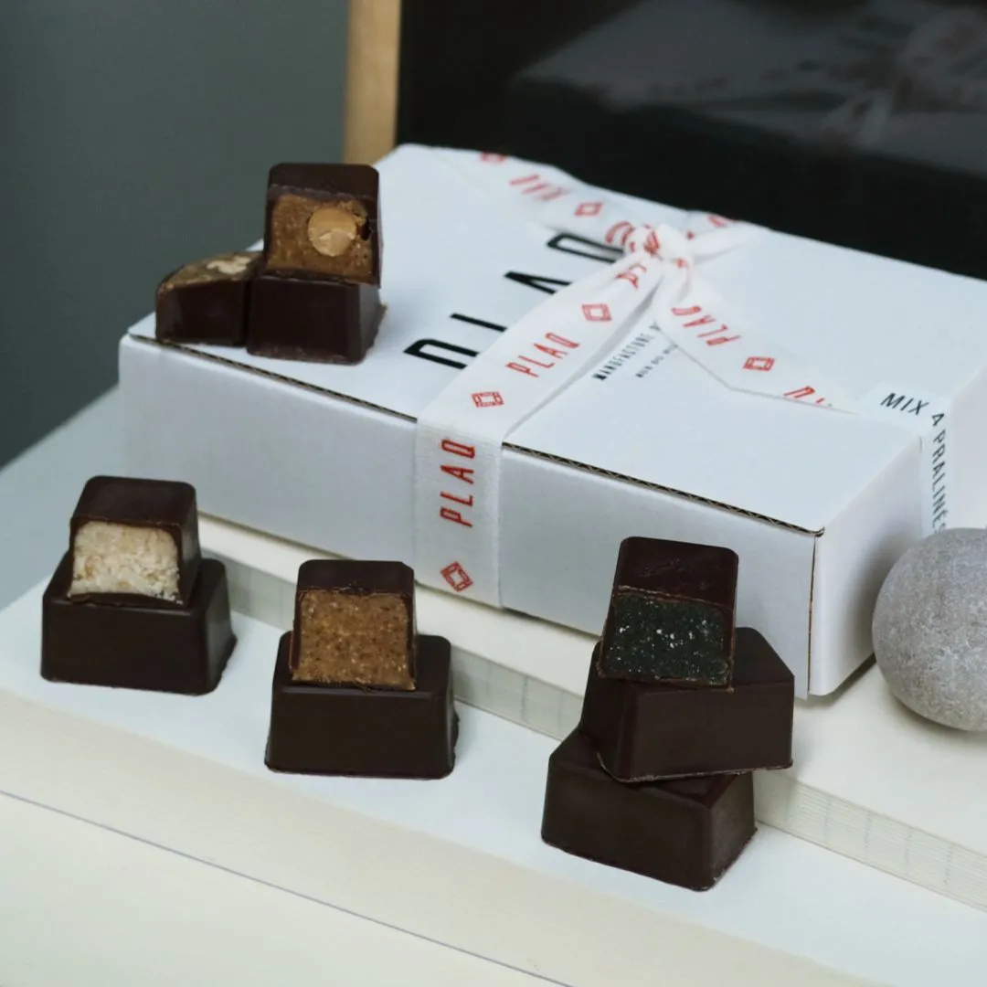 PLAQ Bonbons enrobés pur noir mix 4 pralinés x16