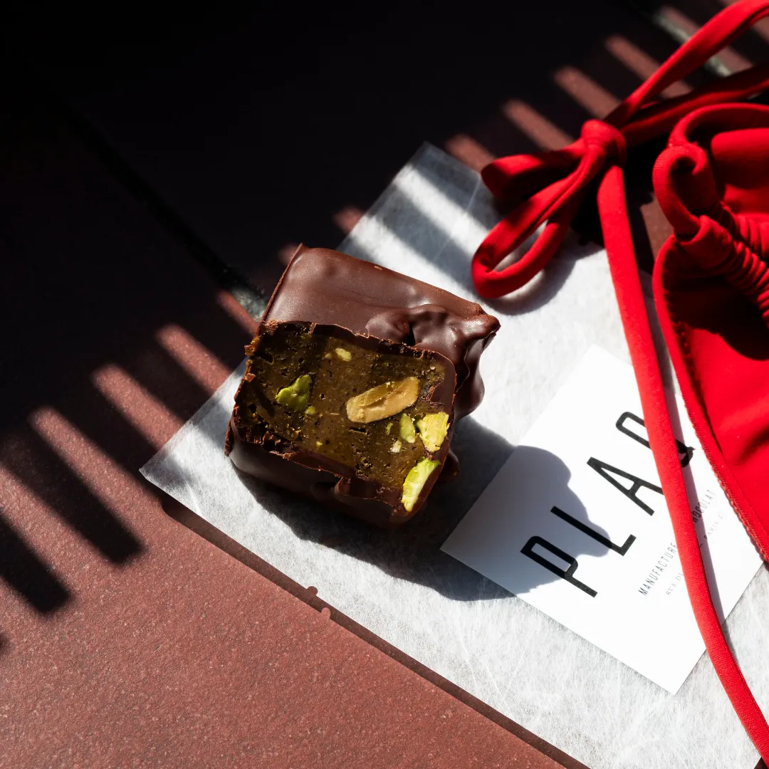 Plaq Rocher Noir Praliné Pistaches rocher chocolat