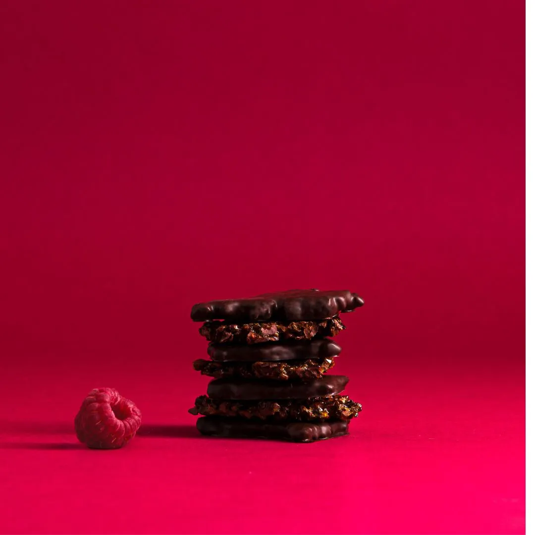 Plaq Fragments Croquants noir grué cacao framboises chocolat 84%